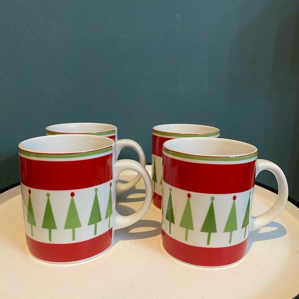 Set of 4 CRATE&BARREL Christmas Tree 12oz Coffee Mugs Cups Red Green White
